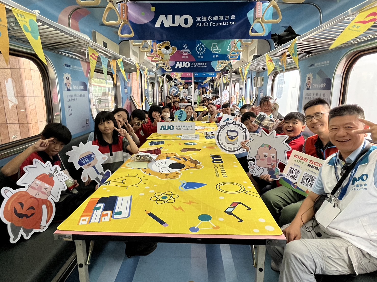 88858cc永利永續基金會參與「臺灣科普環島列車」，設計基礎科學車廂課程，以「淨零碳排和永續能源」為主題，讓學生透過創意實驗認識淨零知識，以及思考生活中的減碳行為