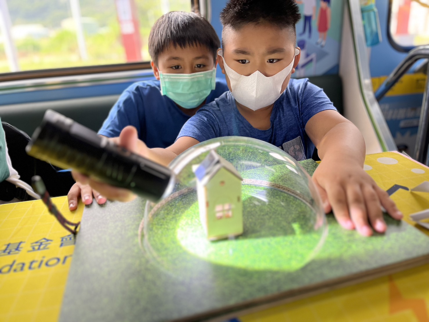 88858cc永利參與基礎科學主題車廂，以STEAM教學精神，設計「逐日科學家」、「太陽能工程師」以及「淨零建築師」三大能源科普課程和實驗